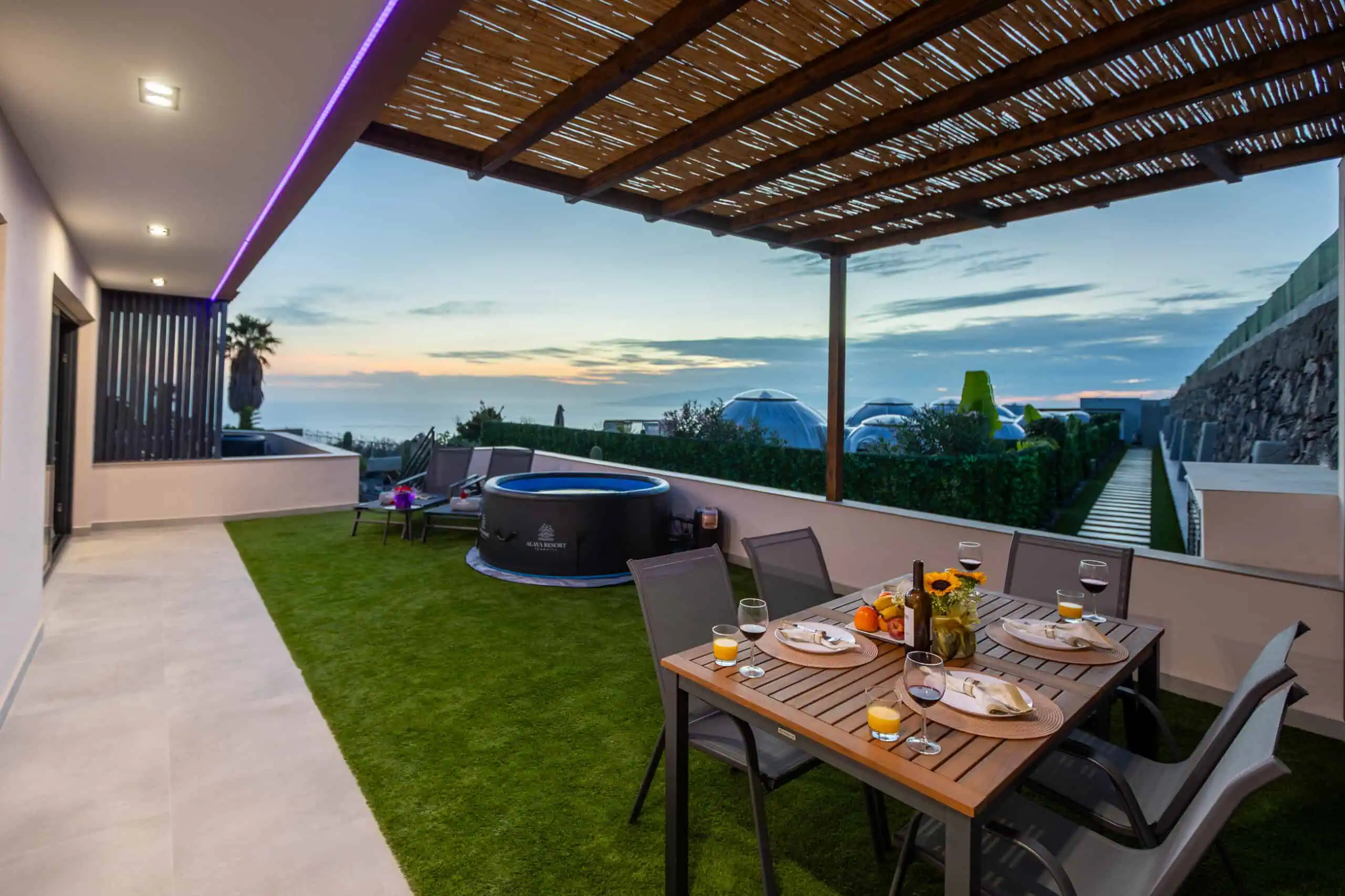 Terraza Comedor y Jacuzzi